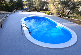 Foto della realizzazione di una piscina interrata in lamiera d'acciaio ovale Skyblue Comfort 600